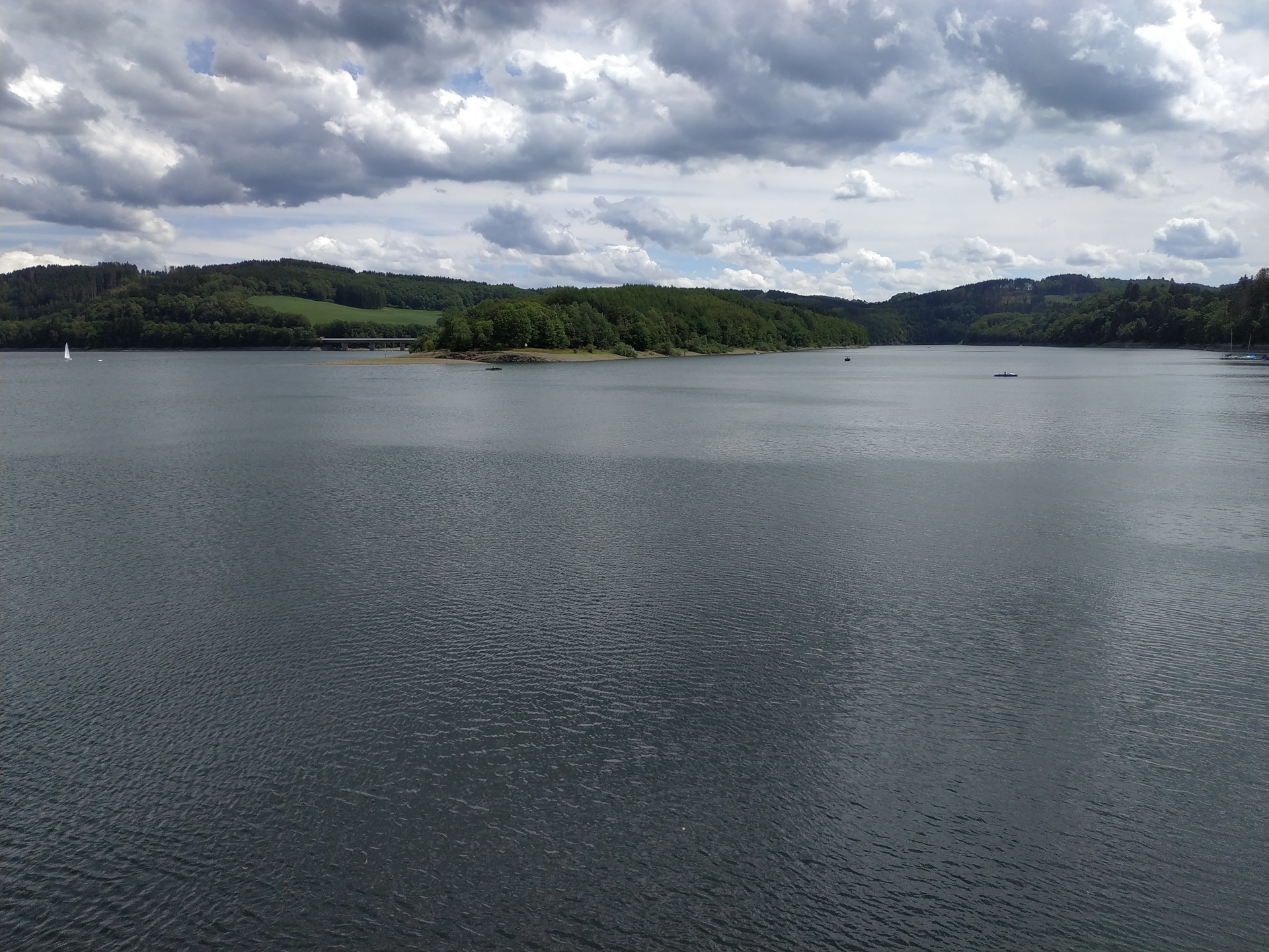 Aussicht bei der Schifffahrt auf der Biggetalsperre